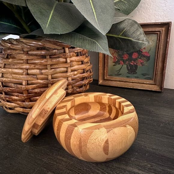 Sweet little turned wood bowl with lid - Picture 1 of 6